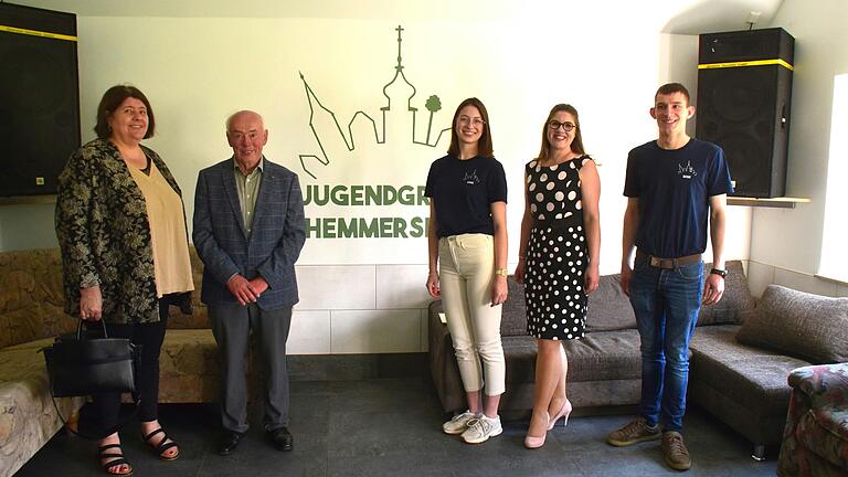 Viel Eigenleistung hat die Jugendgruppe Hemmersheim in die Sanierung des Jugendraumes gesteckt. Jetzt ist alles fertig. Darüber freuen sich (von links) Elke Gerschütz, Karl Ballmann, Angelina Merkert, Linda Olzog und Benedikt Breunig. Viel Eigenleistung hat die Jugendgruppe Hemmersheim in die Sanierung des Jugendraumes gesteckt. Jetzt ist alles fertig. Darüber freuen sich (von links) Elke Gerschütz, Karl Ballmann, Angelina Merkert, Linda Olzog und Benedikt Breunig.
