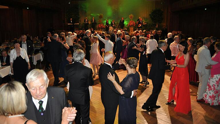 Das Motto des diesjährigen Rosenballs in Bad Kissingen lautete 'Tropische Nächte'. Das Motto des diesjährigen Rosenballs in Bad Kissingen lautete 'Tropische Nächte'.