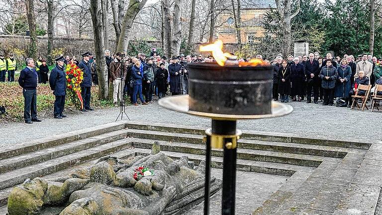 Kranzniederlegung       -  Alljährlich wird an die Toten des 16. März erinnert.