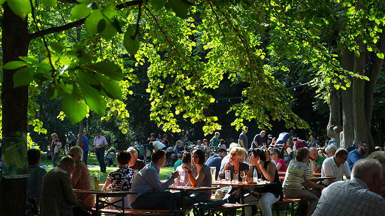 Zahlreiche Menschen genießen am ersten Augustwochenende (05.08-07.08.16) in Würzburgs grüner Lunge, dem malerischen Ringpark (Klein Nizza), die stimmungsvolle Atmosphäre des Ringparkfestes.