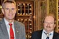 Oberbürgermeister Siegfried Müller (links) beglückwünschte Horst Held vom Siedler-SV Kitzingen zur Ehrenurkunde für dessen ehrenamtliche Verdienste.