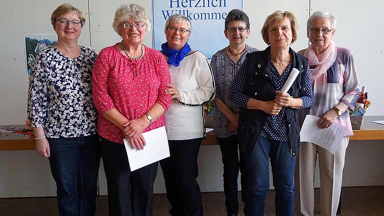 Fröhliche Gesichter gab es beim Frauenbund, angesichts der Ehrungen von treuen Mitgliedern Unser Bild zeigt die Vorstandschaft mit den Geehrten, von links Birgitte Behrhof, Rosemarie Ried, Birgit Bauer, Monika Raab, Hildegard Mai und Hilde Götz. Fröhliche Gesichter gab es beim Frauenbund, angesichts der Ehrungen von treuen Mitgliedern Unser Bild zeigt die Vorstandschaft mit den Geehrten, von links Birgitte Behrhof, Rosemarie Ried, Birgit Bauer, Monika Raab, Hildegard Mai und Hilde Götz.