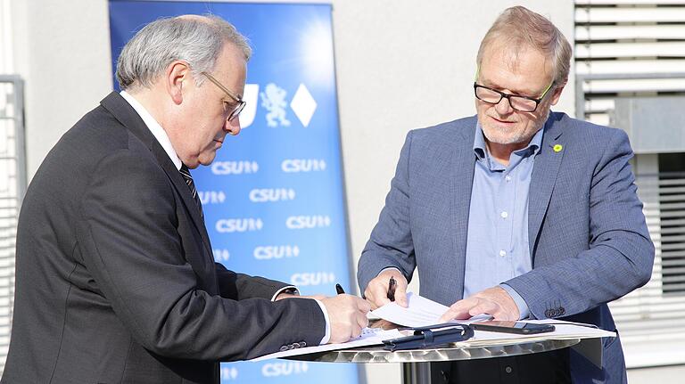 CSU-Fraktionschef Stefan Funk (links) und Grüne-Fraktionssprecher Holger Laschka unterschreiben die neue Vereinbarung über eine Kooperation im Stadtrat. CSU-Fraktionschef Stefan Funk (links) und Grüne-Fraktionssprecher Holger Laschka unterschreiben die neue Vereinbarung über eine Kooperation im Stadtrat.