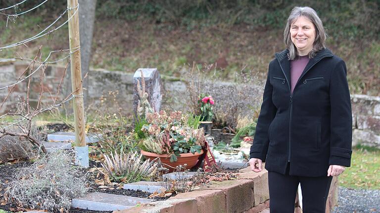 Ilona Schneider setzt sich beruflich mit den Themen Tod und Trauer auseinander. Ilona Schneider setzt sich beruflich mit den Themen Tod und Trauer auseinander.