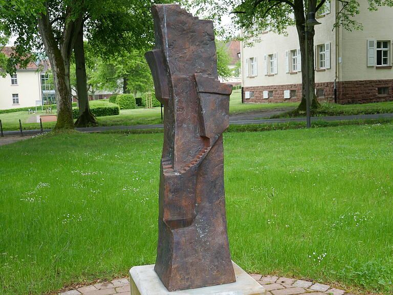 »Turm der Erinnerung« von der Bildhauerin Heike Metz vor dem Festsaal des BKH. »Turm der Erinnerung« von der Bildhauerin Heike Metz vor dem Festsaal des BKH.