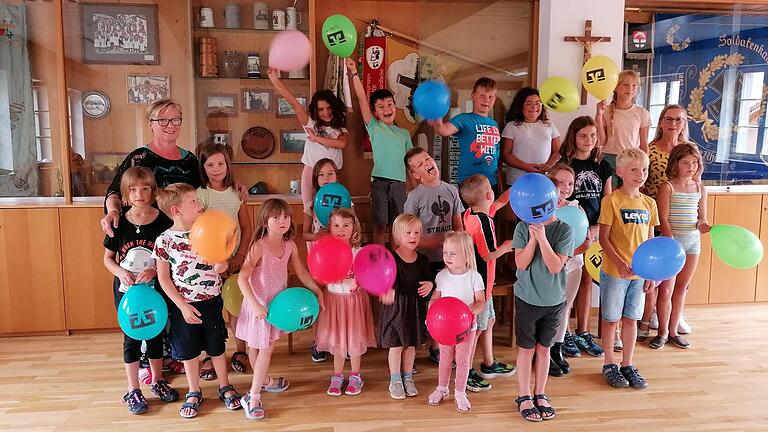 Teilnehmende Kinder beim Ferienprogramm mit der 1. Vorsitzenden Andrea Tratt und der 2. Vorsitzenden Irmgard Seifert Teilnehmende Kinder beim Ferienprogramm mit der 1. Vorsitzenden Andrea Tratt und der 2. Vorsitzenden Irmgard Seifert