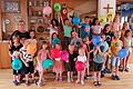 Teilnehmende Kinder beim Ferienprogramm mit der 1. Vorsitzenden Andrea Tratt und der 2. Vorsitzenden Irmgard Seifert