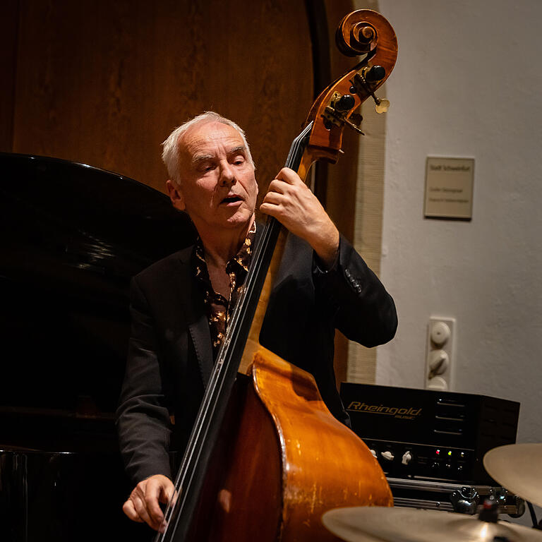 Martin Lillich vom Jazztrio 'Berlin 21' am Bass.