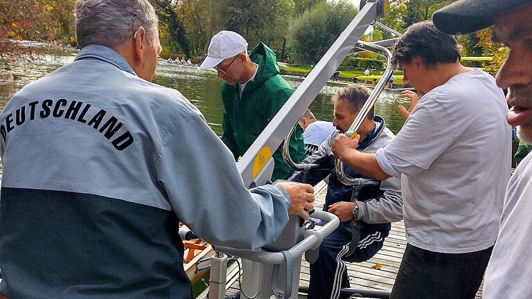 Einsteigen ins Boot mit Lifter. Einsteigen ins Boot mit Lifter.