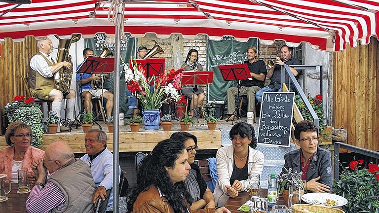 &bdquo;Kein Gartencharakter&ldquo;: Die Biergartenverordnung soll bei derHausener Brauerei trotz eines Blumenmeers nicht greifen&ndash; wegenfehlender Bäume.