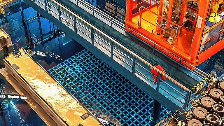 Zwischendepot: In jeder dieser quadratischen Öffnungen im Nasslager des Atomkraftwerks Grafenrheinfeld lagert ein Brennelement – insgesamt sind es fast 600 Stück. Sie müssen dort gekühlt werden und können erst in vier bis fünf Jahren herausgeholt werden. Zwischendepot: In jeder dieser quadratischen Öffnungen im Nasslager des Atomkraftwerks Grafenrheinfeld lagert ein Brennelement – insgesamt sind es fast 600 Stück. Sie müssen dort gekühlt werden und können erst in vier bis fünf Jahren herausgeholt werden.