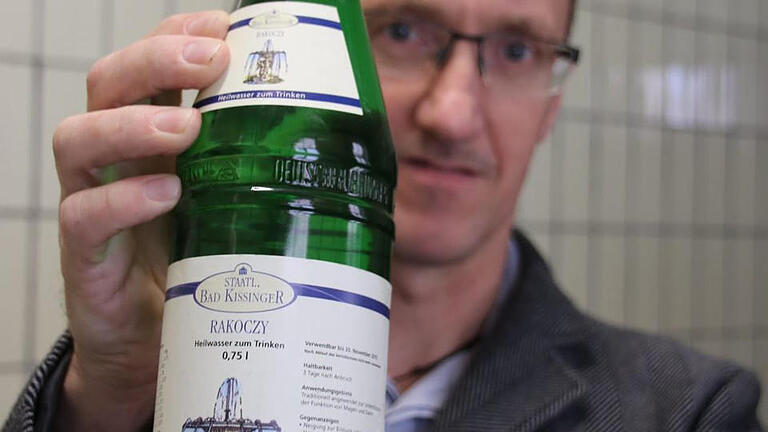 Hubert Kirchner zeigt eine der wenigen offiziell abgefüllten Flaschen mit Bad Kissinger Rakoczy-Wasser. Foto: Ralf Ruppert - Hubert Kirchner zeigt eine der wenigen offiziell abgefüllten Flaschen mit Bad Kissinger Rakoczy-Wasser. Foto: Ralf Ruppert Hubert Kirchner zeigt eine der wenigen offiziell abgefüllten Flaschen mit Bad Kissinger Rakoczy-Wasser. Foto: Ralf Ruppert - Hubert Kirchner zeigt eine der wenigen offiziell abgefüllten Flaschen mit Bad Kissinger Rakoczy-Wasser. Foto: Ralf Ruppert