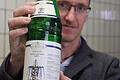 Hubert Kirchner zeigt eine der wenigen offiziell abgefüllten Flaschen mit Bad Kissinger Rakoczy-Wasser. Foto: Ralf Ruppert       -  Hubert Kirchner zeigt eine der wenigen offiziell abgefüllten Flaschen mit Bad Kissinger Rakoczy-Wasser. Foto: Ralf Ruppert