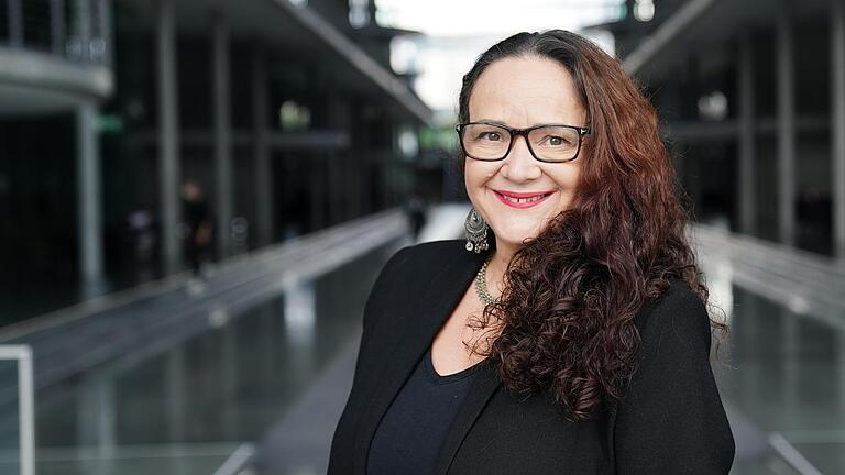 Die ehemalige Verlegerin Simone Barrientos sitzt für die Partei Die Linke im Bundestag. Die ehemalige Verlegerin Simone Barrientos sitzt für die Partei Die Linke im Bundestag.
