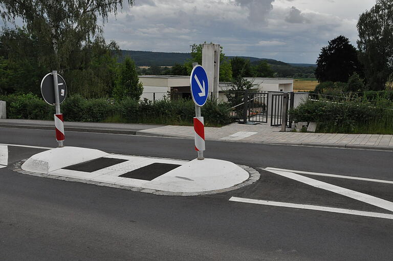 Die Querungshilfe über die Ringstraße und der Friedhofseingang samt Rampe in Hofheim sind fertiggestellt. Die Querungshilfe über die Ringstraße und der Friedhofseingang samt Rampe in Hofheim sind fertiggestellt.
