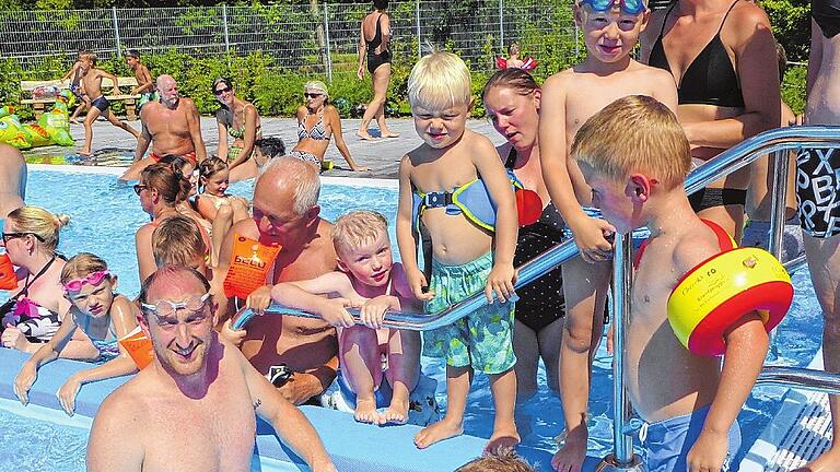 Ein Bad in der Menge nahm Schwimmweltmeister Thomas Lurz (vorne links) im Gelchsheimer Freibad. Ein Bad in der Menge nahm Schwimmweltmeister Thomas Lurz (vorne links) im Gelchsheimer Freibad.