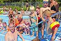 Ein Bad in der Menge nahm Schwimmweltmeister Thomas Lurz (vorne links) im Gelchsheimer Freibad.