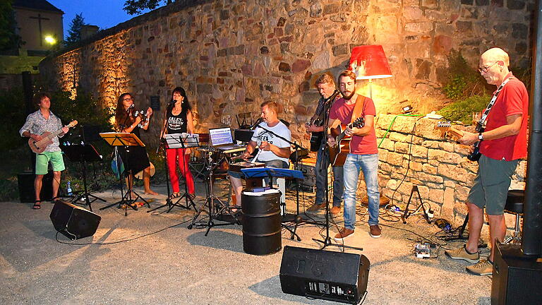 Die Musikalische Formationen „Lucky &amp; Matt`s Friends“ begeisterte im idyllischen Biergarten der Unslebener Krone Schenke. Tanzen und genießen war in der lauen Sommernacht angesagt.
