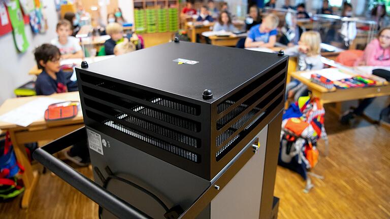 Ein Luftfilter steht in einem Klassenraum an der bayerischen Grundschule (Symbolbild). Ein Luftfilter steht in einem Klassenraum an der bayerischen Grundschule (Symbolbild).