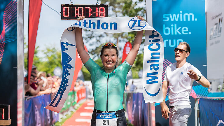 Die 1. Frau läuft ins Ziel ein. Rund 400 Teilnehmer beim 1. MainCity Triathlon nach 22 Jahren am Sonntag 15.05.22 am wunderschönen Baggersee in Schweinfurt.