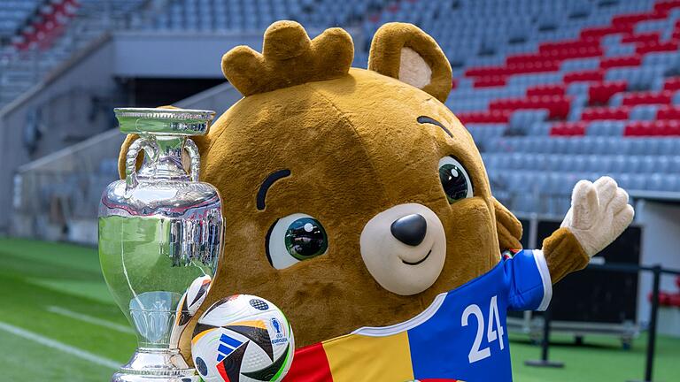 Maskottchen Albärt - Ein Youtuber hatte beim EM-Eröffnungsspiel der deutschen Nationalmannschaftmit einem falschen Maskottchen-Kostüm Zugang zum Stadion erhalten. Maskottchen Albärt - Ein Youtuber hatte beim EM-Eröffnungsspiel der deutschen Nationalmannschaftmit einem falschen Maskottchen-Kostüm Zugang zum Stadion erhalten.