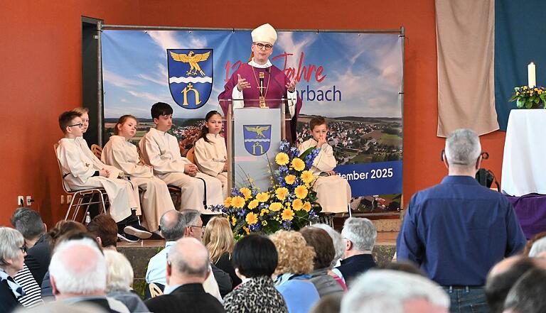 Ein Festgottesdienst mit Bischof Franz Jung fand am Sonntag in der Mehrzweckhalle Karbach statt. Anlass war das 1250-jährige Bestehen der Ortschaft. Ein Festgottesdienst mit Bischof Franz Jung fand am Sonntag in der Mehrzweckhalle Karbach statt. Anlass war das 1250-jährige Bestehen der Ortschaft.