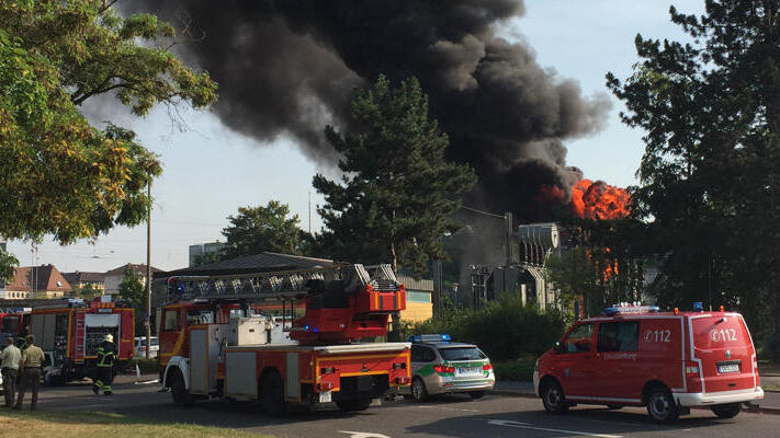 Dicke, schwarze Rauchschwaden stiegen am Samstagmorgen beim Brand einer Trafostation in Schweinfurt auf. Dicke, schwarze Rauchschwaden stiegen am Samstagmorgen beim Brand einer Trafostation in Schweinfurt auf.