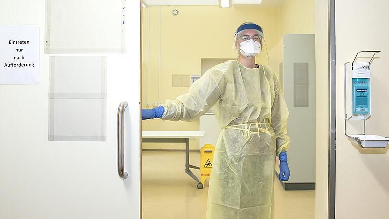 Melissa Förster kümmert sich in der Uniklinik Würzburg um den Rachenabstrich, der dann als Probe im Labor auf das Coronavirus untersucht wird.