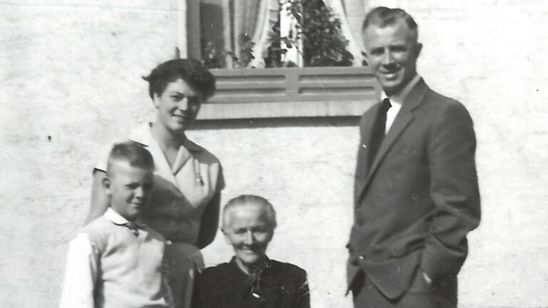 Georg Ludwig Hegel mit Eltern und Oma als Zehnjähriger. Georg Ludwig Hegel mit Eltern und Oma als Zehnjähriger.