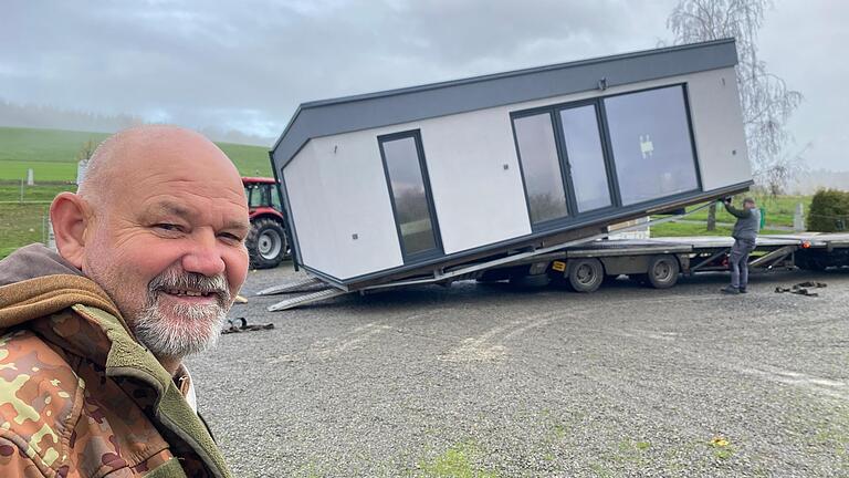 Stellplatzbetreiber Karl-Heinz Reuß freute sich über die Anlieferung eines von insgesamt sieben Tiny-Houses per Tieflader am Wohnmobilstellplatz Forellenhof. Stellplatzbetreiber Karl-Heinz Reuß freute sich über die Anlieferung eines von insgesamt sieben Tiny-Houses per Tieflader am Wohnmobilstellplatz Forellenhof.