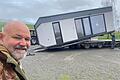 Stellplatzbetreiber Karl-Heinz Reuß freute sich über die Anlieferung eines von insgesamt sieben Tiny-Houses per Tieflader am Wohnmobilstellplatz Forellenhof.