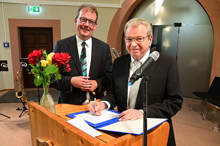 Ein Eintrag ins Goldene Buch der Gemeinde gehörte für den neuen Ehrenbürger Alfred Endres (rechts) unter der Aufsicht von Bürgermeister Klaus Schmidt mit zum Pflichtprogamm. Ein Eintrag ins Goldene Buch der Gemeinde gehörte für den neuen Ehrenbürger Alfred Endres (rechts) unter der Aufsicht von Bürgermeister Klaus Schmidt mit zum Pflichtprogamm.