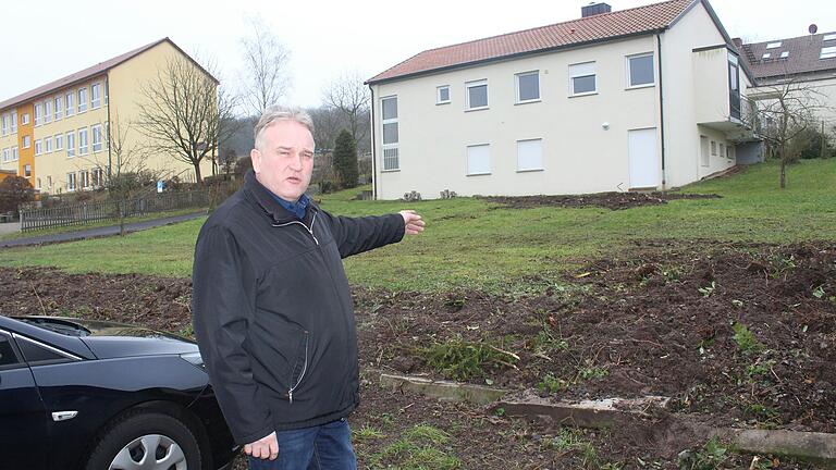 An dieser Stelle soll künftig das neue Feuerwehrhaus in Michelau stehen. Bürgermeister Michael Wolf zeigt auf den Platz. An dieser Stelle soll künftig das neue Feuerwehrhaus in Michelau stehen. Bürgermeister Michael Wolf zeigt auf den Platz.