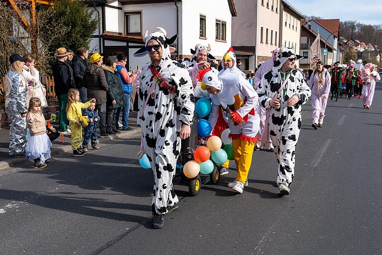 Mit 'Bauer sucht Frau' gingen die Kötzedänza auf die Straße. Mit 'Bauer sucht Frau' gingen die Kötzedänza auf die Straße. 