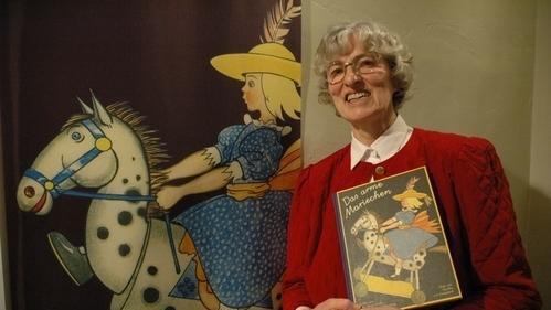 Hilla Schütze       -  Motive aus der Ausstellung Neuer Korb voll Allerlei. Bücher für Kinder im Alten Rathaus in Bad Kissingen. Parallel dazu zeigt das Museum Otto Schäfer in Schweinfurt ebenfalls Kinderbücher.