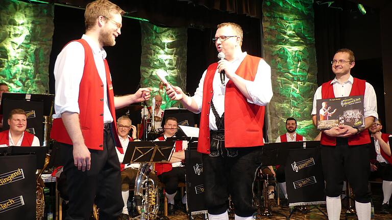 Emotionaler Abschied: Michael Omert und Michael Günther verabschiedeten Dirigent Eric Huter bei seinem letzten Konzert mit „Klingend B-lech“. Eric Huter verlässt die Rhön aus beruflichen Gründen. Von links: der scheidende Dirigent Eric Huter und die Vorsitzenden des Vereins Michael Omert und Michael Günther.