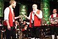 Emotionaler Abschied: Michael Omert und Michael Günther verabschiedeten Dirigent Eric Huter bei seinem letzten Konzert mit „Klingend B-lech“. Eric Huter verlässt die Rhön aus beruflichen Gründen. Von links: der scheidende Dirigent Eric Huter und die Vorsitzenden des Vereins Michael Omert und Michael Günther.