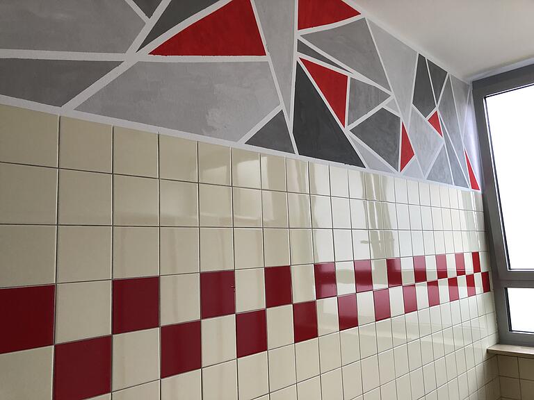 Die alten Fliesen der Toilettenwände erhielten mit einer „Abklebetechnik“ Farbe und ein frisches Aussehen. Die alten Fliesen der Toilettenwände erhielten mit einer „Abklebetechnik“ Farbe und ein frisches Aussehen.