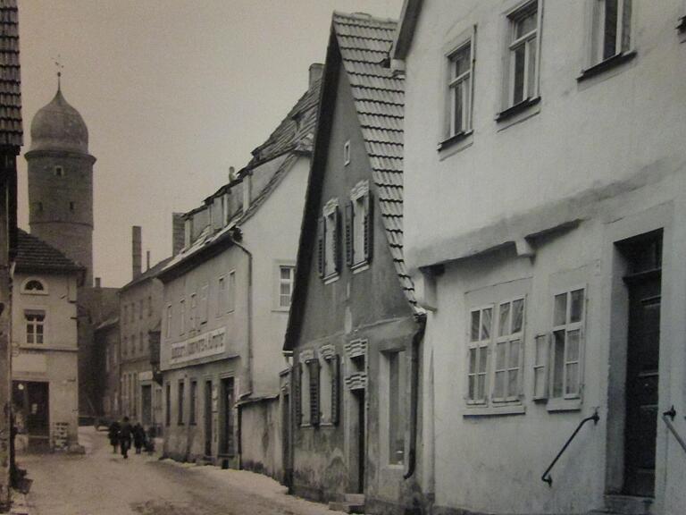 Diese Ansicht aus den 1930er Jahren zeigt die Weiße-Turm-Straße mit dem Haus (Zweites auf der rechten Seite), in dem Leopold Krämer mit seiner Familie wohnte und seine Schneiderei unterhielt. Diese Ansicht aus den 1930er Jahren zeigt die Weiße-Turm-Straße mit dem Haus (Zweites auf der rechten Seite), in dem Leopold Krämer mit seiner Familie wohnte und seine Schneiderei unterhielt.