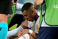 Kylian Mbappe       -  Frankreichs Kylian Mbappe wird behandelt, nachdem er sich bei einem Zusammenstoß an der Nase verletzt hat.
