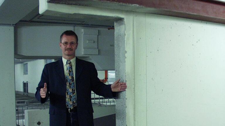 Andreas Schlagmüller demonstrierte 2002 eine der wichtigsten Neuerungen beim Umbau in der Bad Neustädter Parkgarage: Die Auffahrten wurden verbreitert Andreas Schlagmüller demonstrierte 2002 eine der wichtigsten Neuerungen beim Umbau in der Bad Neustädter Parkgarage: Die Auffahrten wurden verbreitert