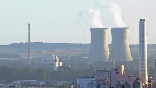 Wärme  und Strom       -  Blick auf die Müllverbrennung GKS im Schweinfurter Hafengebiet, die auch Fernwärme produziert und das Kernkraftwerk Grafenrheinfeld.HÜBNER