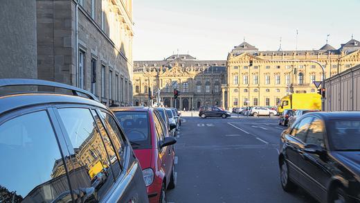 Blickachse Dom zur Residenz: Statt einer Flaniermeile für Fußgänger und Touristen ist die Hofstraße eine Durchfahrts- und Parkstraße. Trotz schöner Pläne wird sich daran wohl so schnell nichts ändern. Blickachse Dom zur Residenz: Statt einer Flaniermeile für Fußgänger und Touristen ist die Hofstraße eine Durchfahrts- und Parkstraße. Trotz schöner Pläne wird sich daran wohl so schnell nichts ändern.