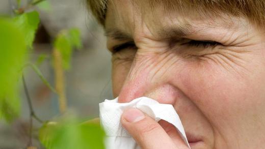 Medikamente gegen Heuschnupfen       -  Allergiker sollten bereits Medikamente nehmen, sobald sich der erste Pollenflug abzeichnet, so Sonja Lämmel vom Deutschen Allergie- und Asthmabund. Foto: Patrick Pleul