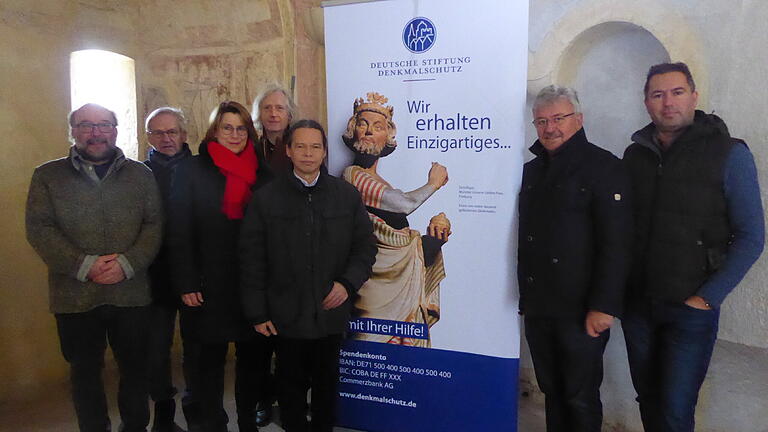 Förderung durch die Deutsche Stiftung Denkmalschutz zur Erneuerung der Kunigundenkapelle: Das Bild zeigt (von links) Martin Jaekel, Hermann Oberhofer, Elisabeth Balk, Felix Tannenberg, Pfarrer Gregor Sauer, Arnulf Hauber und Tilo Wagner. Förderung durch die Deutsche Stiftung Denkmalschutz zur Erneuerung der Kunigundenkapelle: Das Bild zeigt (von links) Martin Jaekel, Hermann Oberhofer, Elisabeth Balk, Felix Tannenberg, Pfarrer Gregor Sauer, Arnulf Hauber und Tilo Wagner.