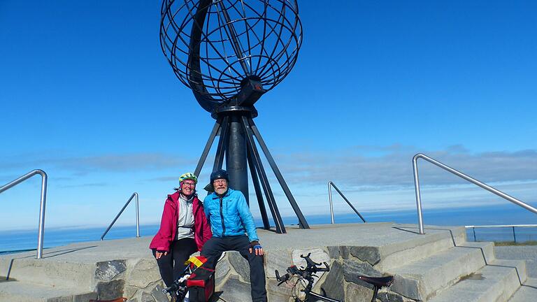 Geschafft: Das Ehepaar Manfred und Inge Wagner fuhr mit dem Rad zum Nordkap. Bei schönstem Wetter kamen die beiden Haßbergler dort an.
