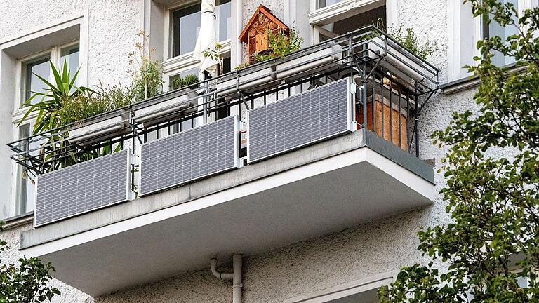 Die Solarmodule können am Balkon angebracht werden, aber auch auf dem Dach oder einer Terrasse. (Symbolbild) Die Solarmodule können am Balkon angebracht werden, aber auch auf dem Dach oder einer Terrasse. (Symbolbild)