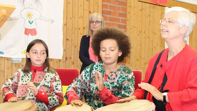 Ein letztes Mal gab Hubrich den Rhythmus der Trommelgruppe vor. Ein letztes Mal gab Hubrich den Rhythmus der Trommelgruppe vor.