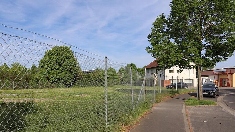 Auf diesem rund 2000 Quadratmeter großen Grundstück im Kitzinger Lochweg soll ein Motel mit 40 Betten entstehen. Direkt hinter dem Gelände verläuft die Staatsstraße Richtung Hörblach. Auf diesem rund 2000 Quadratmeter großen Grundstück im Kitzinger Lochweg soll ein Motel mit 40 Betten entstehen. Direkt hinter dem Gelände verläuft die Staatsstraße Richtung Hörblach.