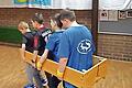 Ganz schön eng: Unser Foto zeigt vier Grundschüler aus Fuchsstadt und Langendorf sowie der Katharinen-Schule bei einem gemeinsamen Spiel.       -  Ganz schön eng: Unser Foto zeigt vier Grundschüler aus Fuchsstadt und Langendorf sowie der Katharinen-Schule bei einem gemeinsamen Spiel.